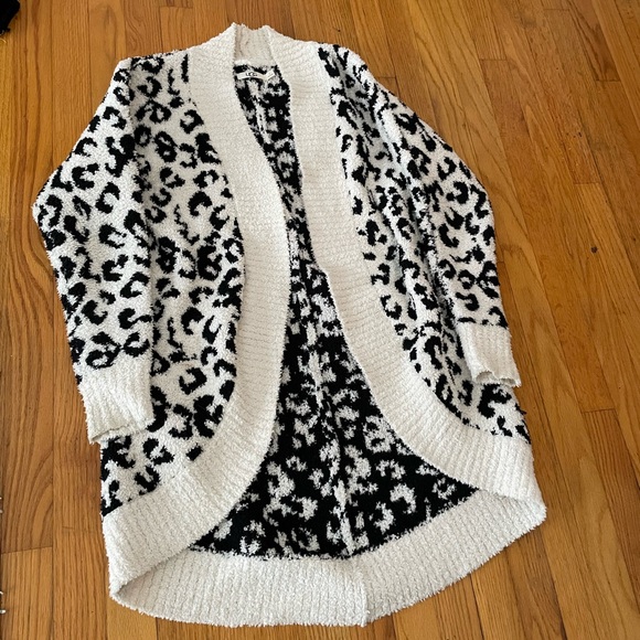UGG Black and White Leopard Cardigan Fremont - Picture 2 of 6